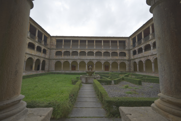 Vista interior del claustro del monasterio de Valdedios con el lavatorio